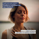 Mujer con la mano en el pecho junto al texto del Cranberry con vitamina C