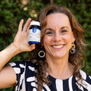 Mujer sosteniendo el frasco de Colágeno Hidrolizado más Vitamina C