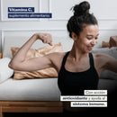Mujer flexionando el brazo junto al texto que describe la Vitamina C como antioxidante